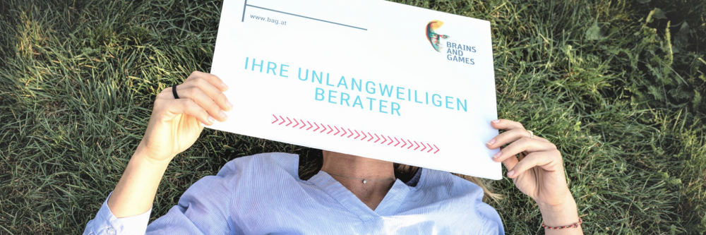 Mann mit Plakat vor dem Gesicht